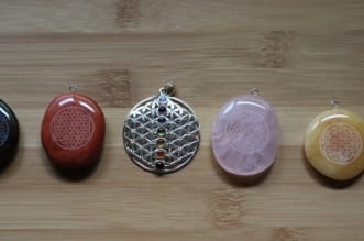 Edelsteine Gravierung mit Blume des Lebens